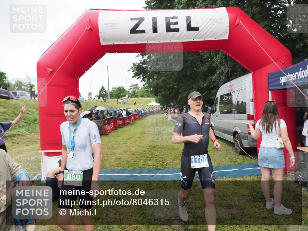 21.06.2025 - 27. Vierlanden-Triathlon MichiJ http://msf.ph/oto/8046315 15.06.2026 13:59:43 Ziel 205, 880, 1100 meine-sportfotos.de