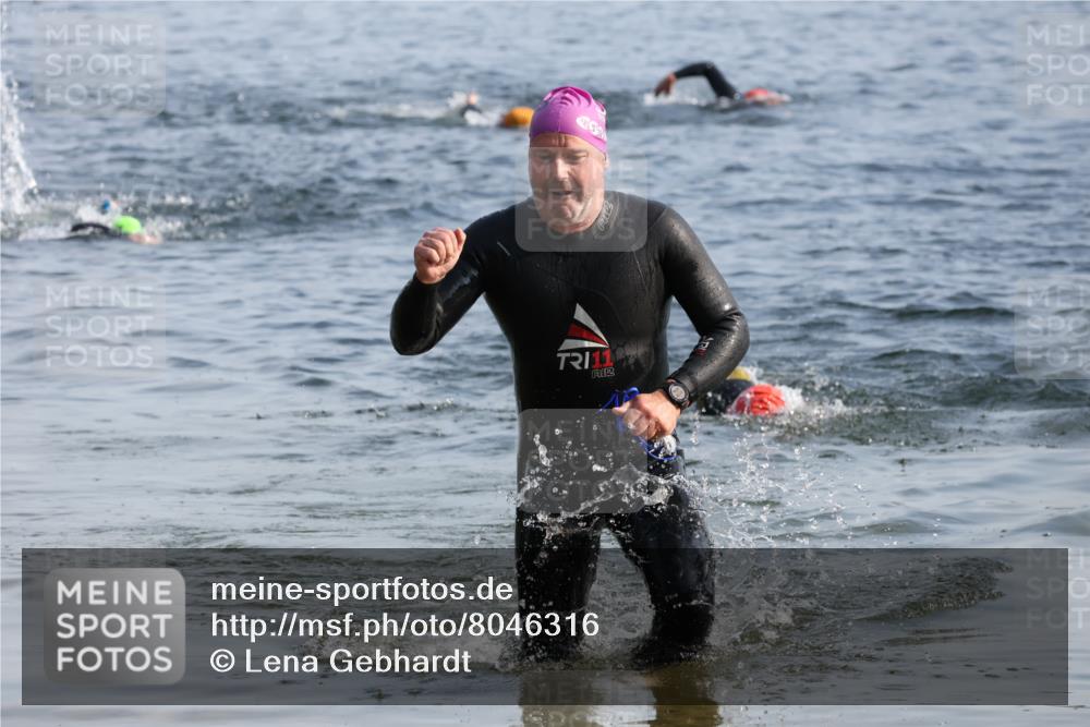 15.06.2025 - 27. Vierlanden-Triathlon Lena Gebhardt http://msf.ph/oto/8046316 15.06.2025 08:42:45 Schwimmen 137, 154 meine-sportfotos.de