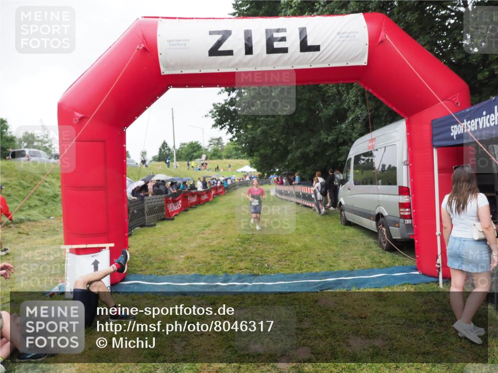 21.06.2025 - 27. Vierlanden-Triathlon MichiJ http://msf.ph/oto/8046317 15.06.2026 13:59:52 Ziel 895 meine-sportfotos.de
