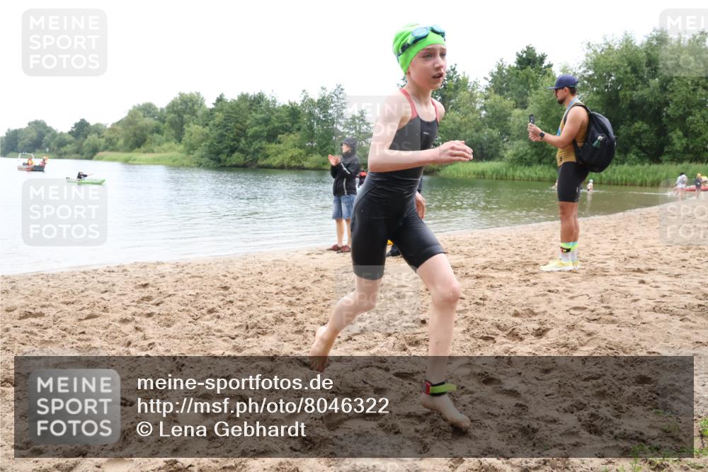 21.06.2025 - 27. Vierlanden-Triathlon Lena Gebhardt http://msf.ph/oto/8046322 15.06.2025 14:53:26 Schwimmen 1368 meine-sportfotos.de