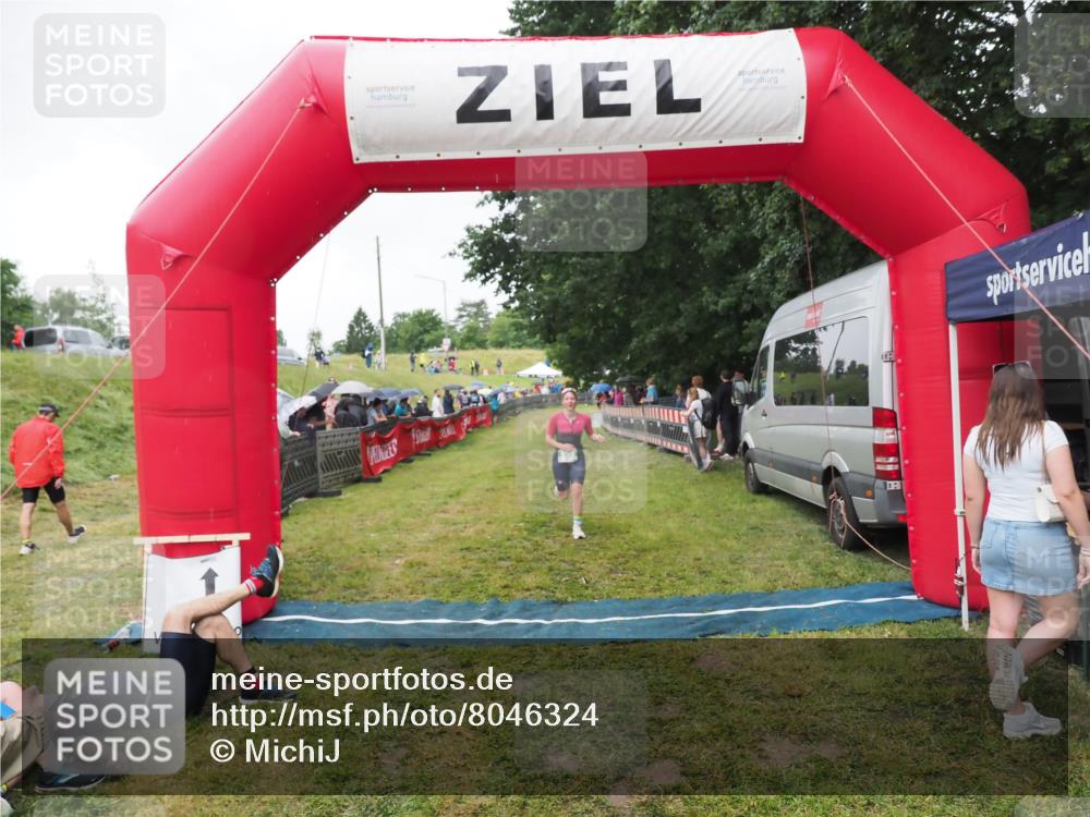 21.06.2025 - 27. Vierlanden-Triathlon MichiJ http://msf.ph/oto/8046324 15.06.2026 13:59:53 Ziel 895 meine-sportfotos.de