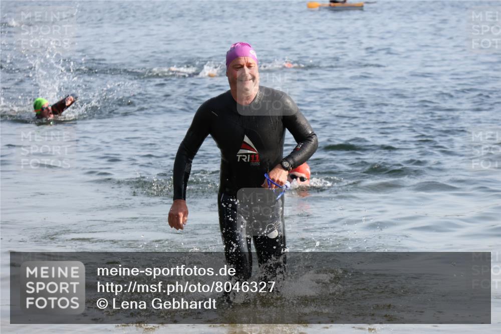 15.06.2025 - 27. Vierlanden-Triathlon Lena Gebhardt http://msf.ph/oto/8046327 15.06.2025 08:42:46 Schwimmen 137, 154 meine-sportfotos.de