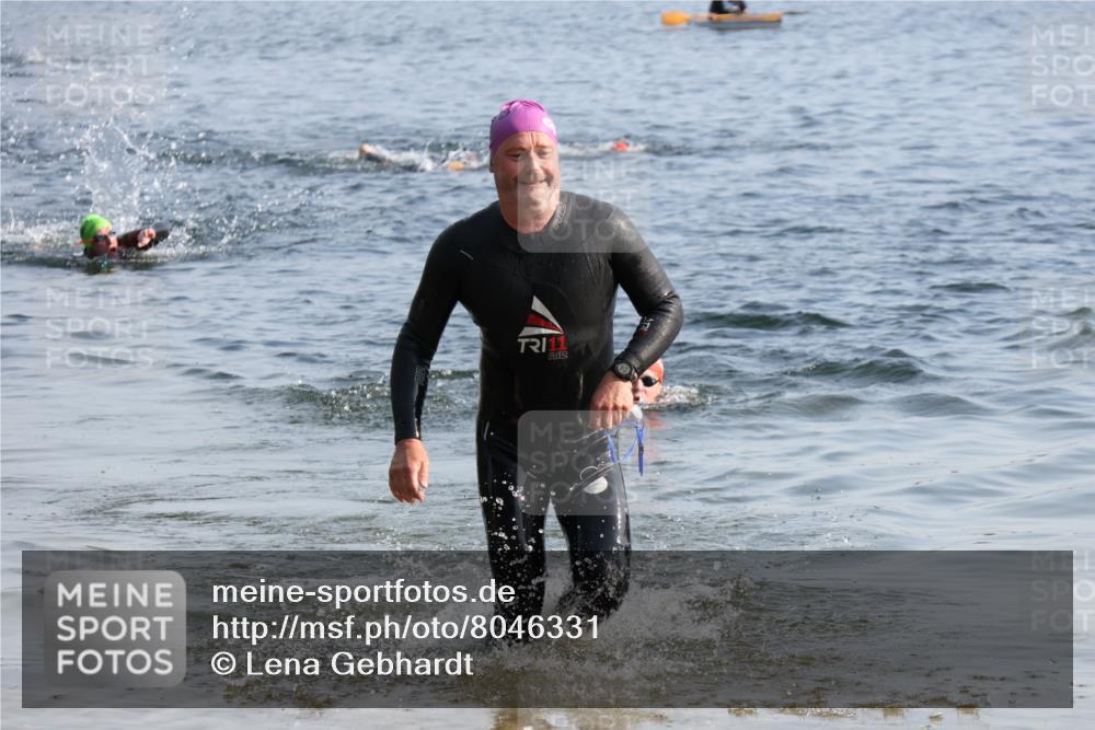 15.06.2025 - 27. Vierlanden-Triathlon Lena Gebhardt http://msf.ph/oto/8046331 15.06.2025 08:42:46 Schwimmen 137, 154 meine-sportfotos.de