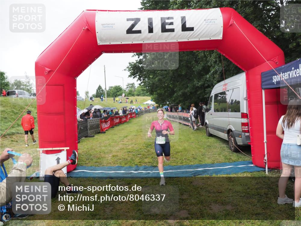 21.06.2025 - 27. Vierlanden-Triathlon MichiJ http://msf.ph/oto/8046337 15.06.2026 13:59:54 Ziel 895 meine-sportfotos.de