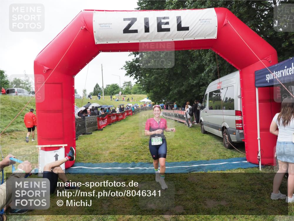 21.06.2025 - 27. Vierlanden-Triathlon MichiJ http://msf.ph/oto/8046341 15.06.2026 13:59:54 Ziel 895 meine-sportfotos.de
