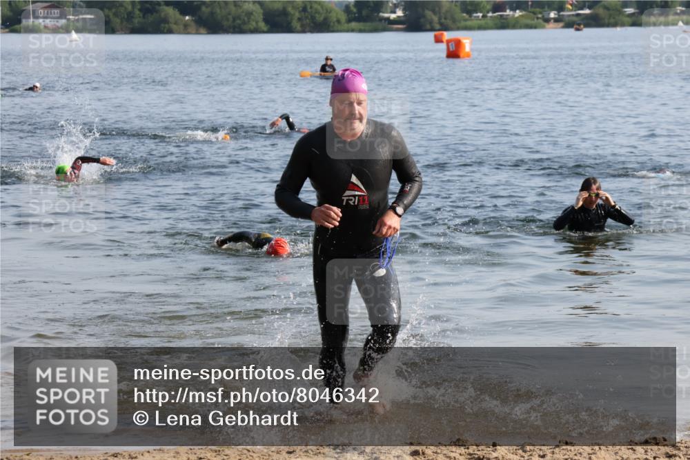 15.06.2025 - 27. Vierlanden-Triathlon Lena Gebhardt http://msf.ph/oto/8046342 15.06.2025 08:42:48 Schwimmen 18, 137, 154 meine-sportfotos.de