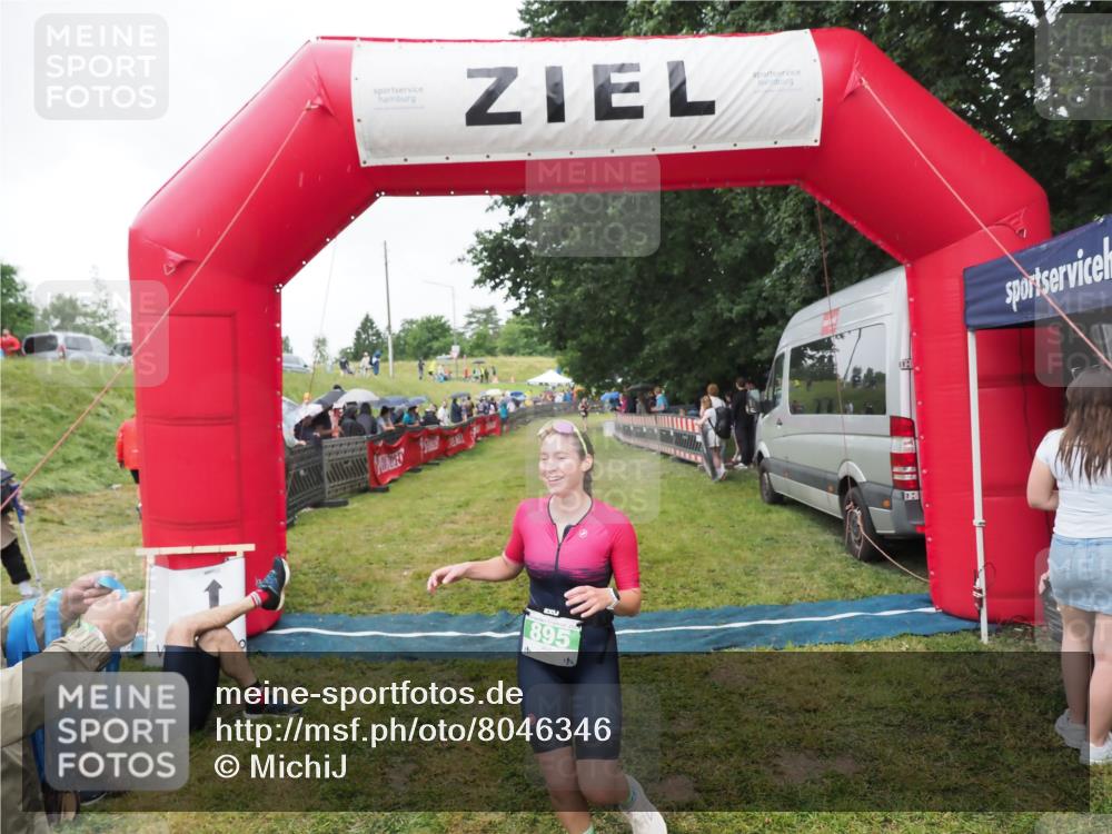 21.06.2025 - 27. Vierlanden-Triathlon MichiJ http://msf.ph/oto/8046346 15.06.2026 13:59:55 Ziel 895 meine-sportfotos.de