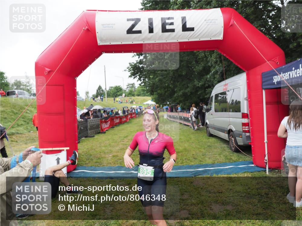 21.06.2025 - 27. Vierlanden-Triathlon MichiJ http://msf.ph/oto/8046348 15.06.2026 13:59:55 Ziel 895 meine-sportfotos.de