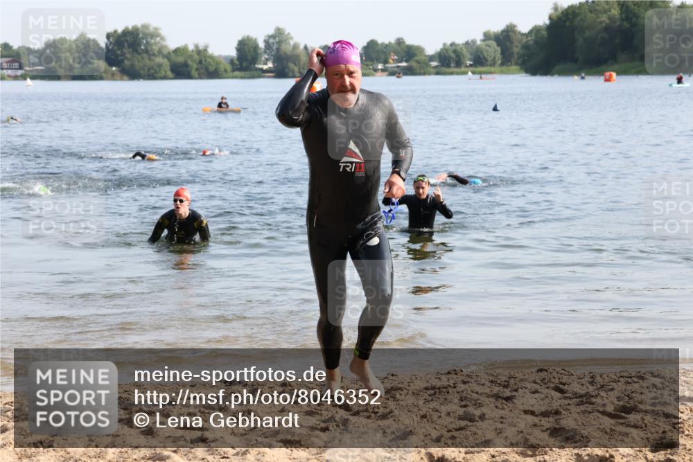 15.06.2025 - 27. Vierlanden-Triathlon Lena Gebhardt http://msf.ph/oto/8046352 15.06.2025 08:42:49 Schwimmen 18, 137, 154 meine-sportfotos.de