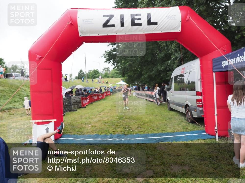 21.06.2025 - 27. Vierlanden-Triathlon MichiJ http://msf.ph/oto/8046353 15.06.2026 14:00:02 Ziel 1107 meine-sportfotos.de