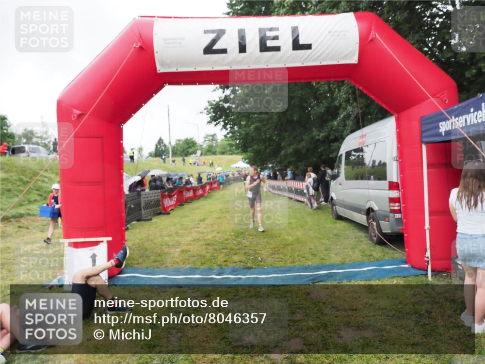 21.06.2025 - 27. Vierlanden-Triathlon MichiJ http://msf.ph/oto/8046357 15.06.2026 14:00:03 Ziel 1107 meine-sportfotos.de