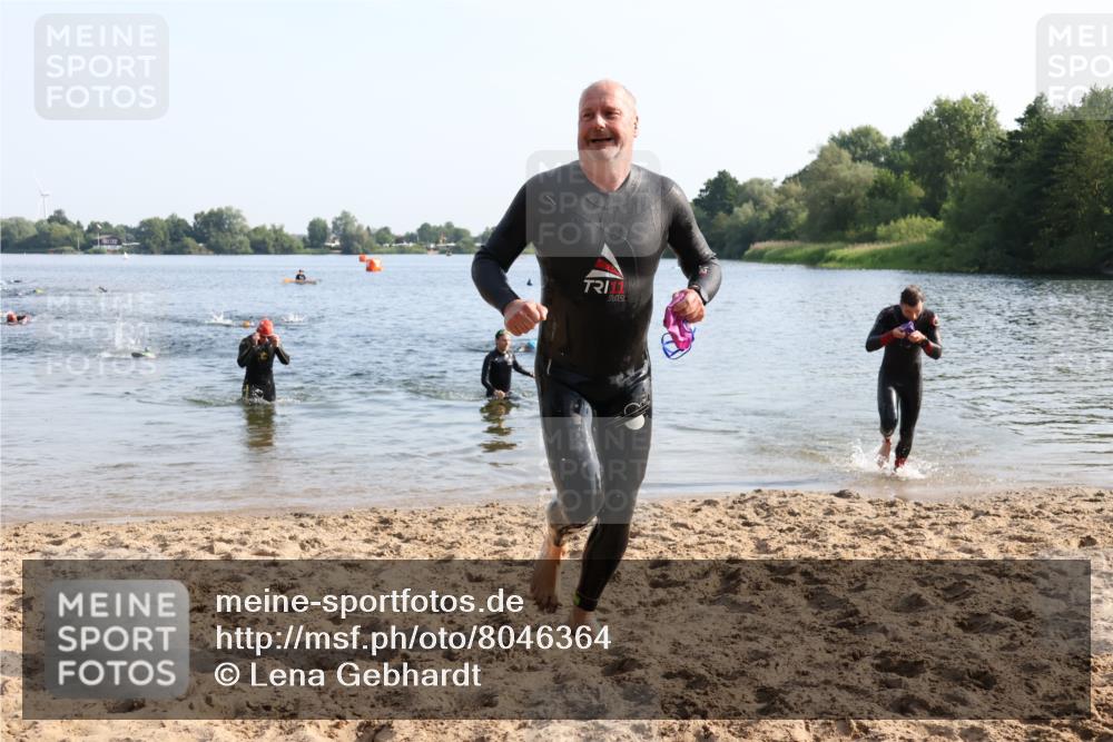 15.06.2025 - 27. Vierlanden-Triathlon Lena Gebhardt http://msf.ph/oto/8046364 15.06.2025 08:42:50 Schwimmen 18, 137, 154 meine-sportfotos.de
