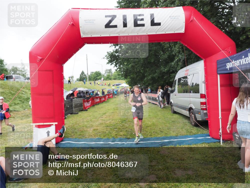 21.06.2025 - 27. Vierlanden-Triathlon MichiJ http://msf.ph/oto/8046367 15.06.2026 14:00:04 Ziel 1107 meine-sportfotos.de