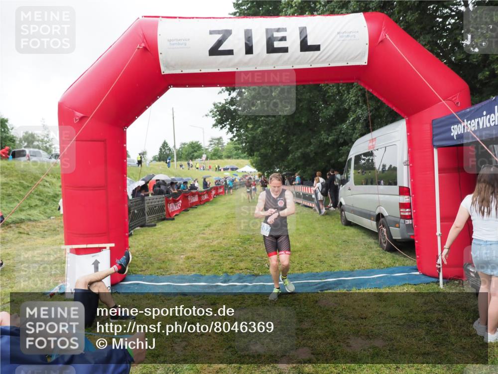 21.06.2025 - 27. Vierlanden-Triathlon MichiJ http://msf.ph/oto/8046369 15.06.2026 14:00:04 Ziel 1107 meine-sportfotos.de