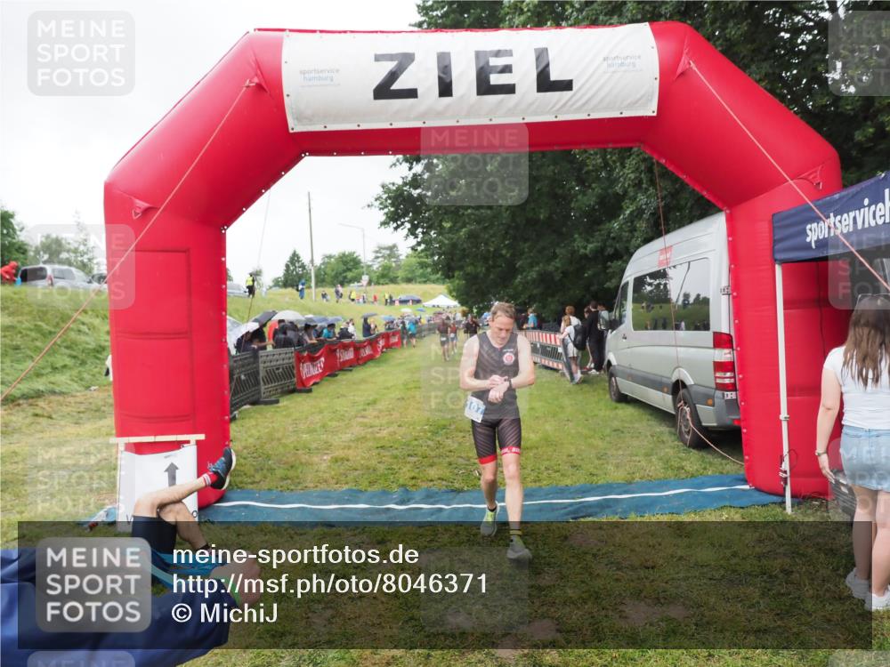 21.06.2025 - 27. Vierlanden-Triathlon MichiJ http://msf.ph/oto/8046371 15.06.2026 14:00:04 Ziel 1107 meine-sportfotos.de