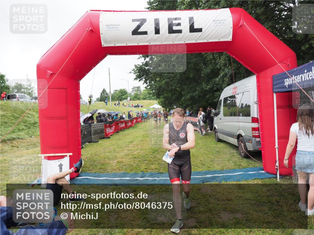 21.06.2025 - 27. Vierlanden-Triathlon MichiJ http://msf.ph/oto/8046375 15.06.2026 14:00:05 Ziel 1107 meine-sportfotos.de