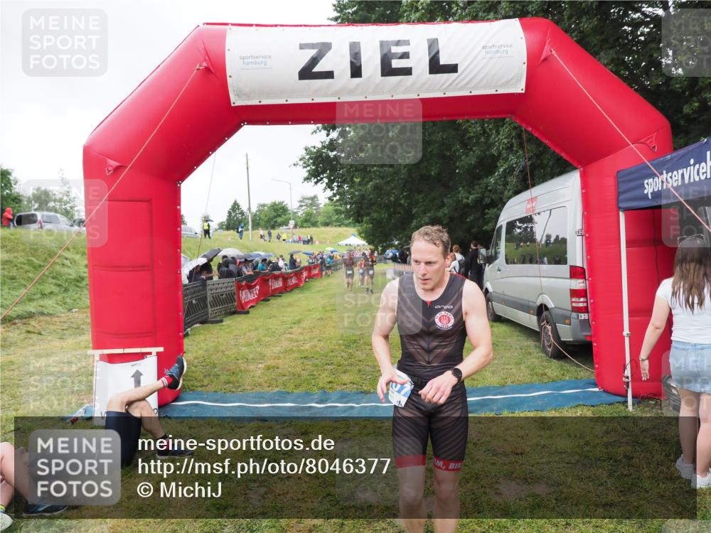 21.06.2025 - 27. Vierlanden-Triathlon MichiJ http://msf.ph/oto/8046377 15.06.2026 14:00:05 Ziel 1107 meine-sportfotos.de