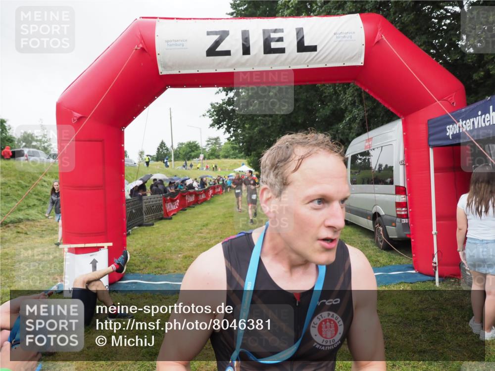 21.06.2025 - 27. Vierlanden-Triathlon MichiJ http://msf.ph/oto/8046381 15.06.2026 14:00:07 Ziel 1106, 1107 meine-sportfotos.de