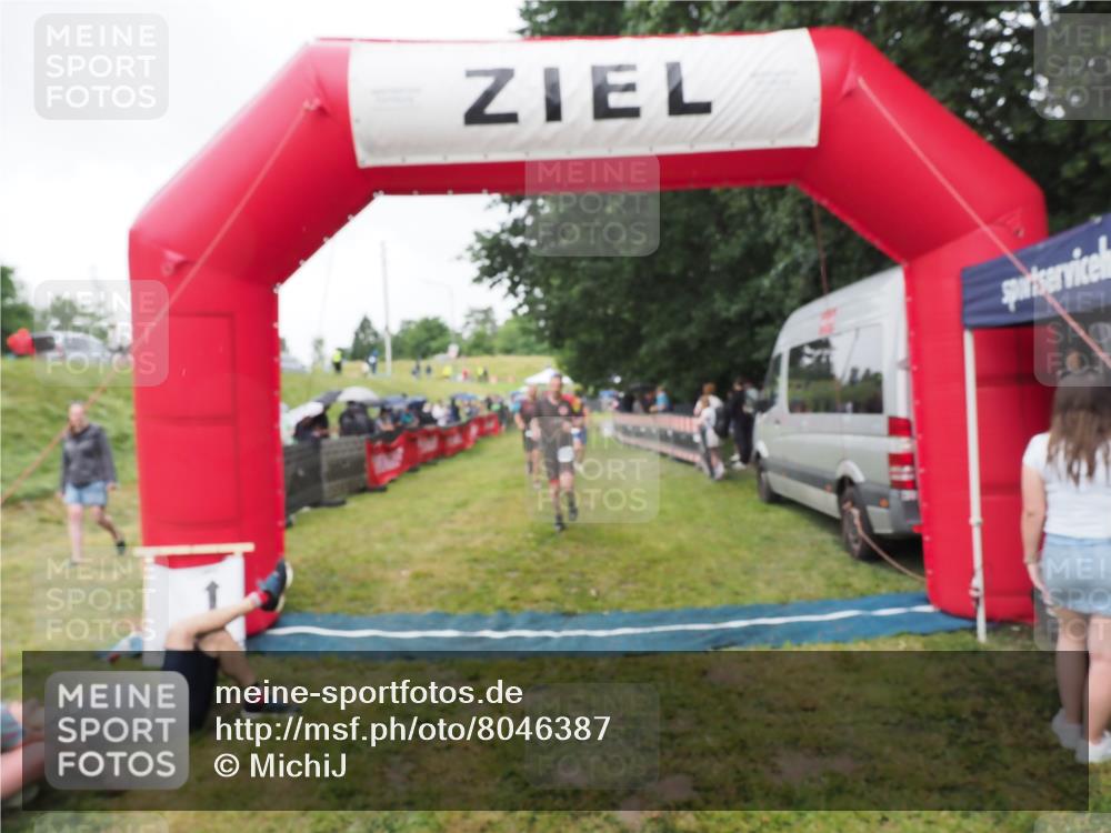 21.06.2025 - 27. Vierlanden-Triathlon MichiJ http://msf.ph/oto/8046387 15.06.2026 14:00:08 Ziel 770, 1106, 1107 meine-sportfotos.de