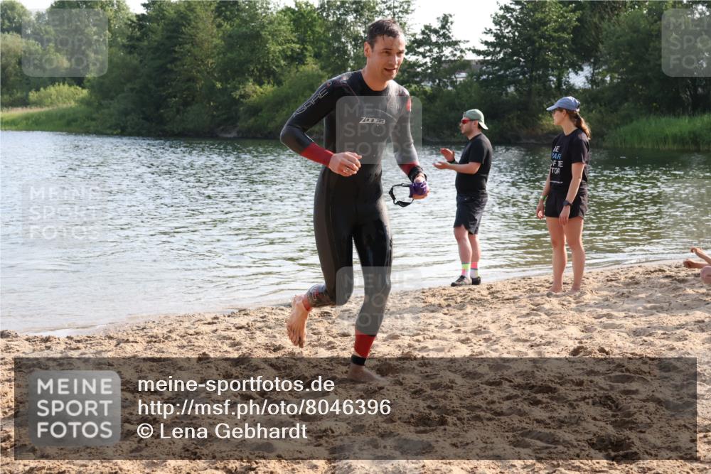 15.06.2025 - 27. Vierlanden-Triathlon Lena Gebhardt http://msf.ph/oto/8046396 15.06.2025 08:42:53 Schwimmen 18, 137, 154 meine-sportfotos.de