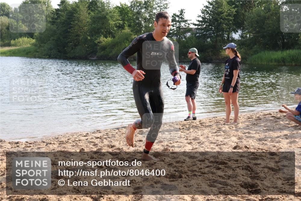 15.06.2025 - 27. Vierlanden-Triathlon Lena Gebhardt http://msf.ph/oto/8046400 15.06.2025 08:42:53 Schwimmen 18, 137, 154 meine-sportfotos.de