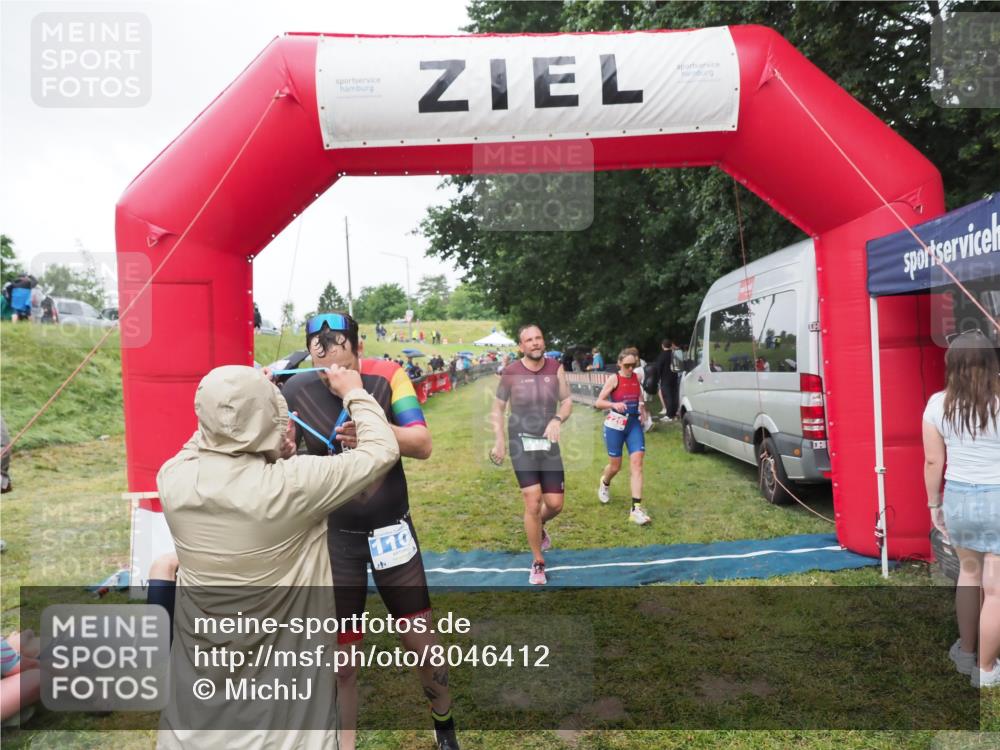 21.06.2025 - 27. Vierlanden-Triathlon MichiJ http://msf.ph/oto/8046412 15.06.2026 14:00:12 Ziel 226, 770, 1106 meine-sportfotos.de
