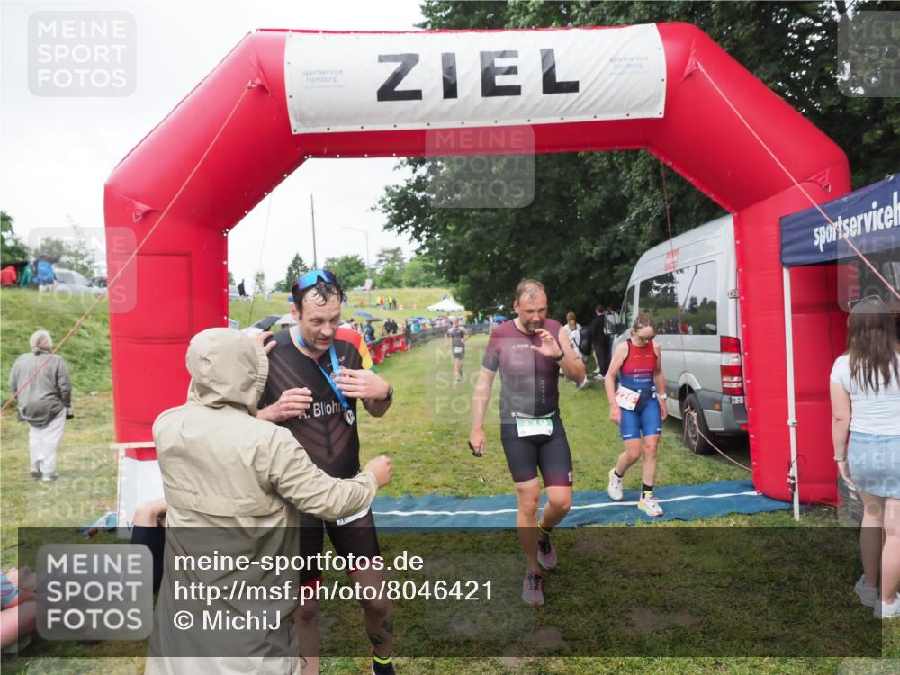 21.06.2025 - 27. Vierlanden-Triathlon MichiJ http://msf.ph/oto/8046421 15.06.2026 14:00:13 Ziel 226, 770, 800, 1106 meine-sportfotos.de