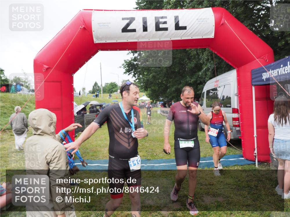 21.06.2025 - 27. Vierlanden-Triathlon MichiJ http://msf.ph/oto/8046424 15.06.2026 14:00:14 Ziel 226, 770, 800, 1106 meine-sportfotos.de
