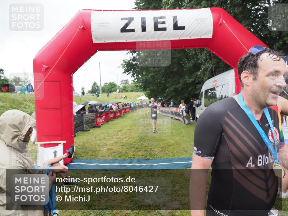 21.06.2025 - 27. Vierlanden-Triathlon MichiJ http://msf.ph/oto/8046427 15.06.2026 14:00:15 Ziel 226, 770, 800, 1106 meine-sportfotos.de