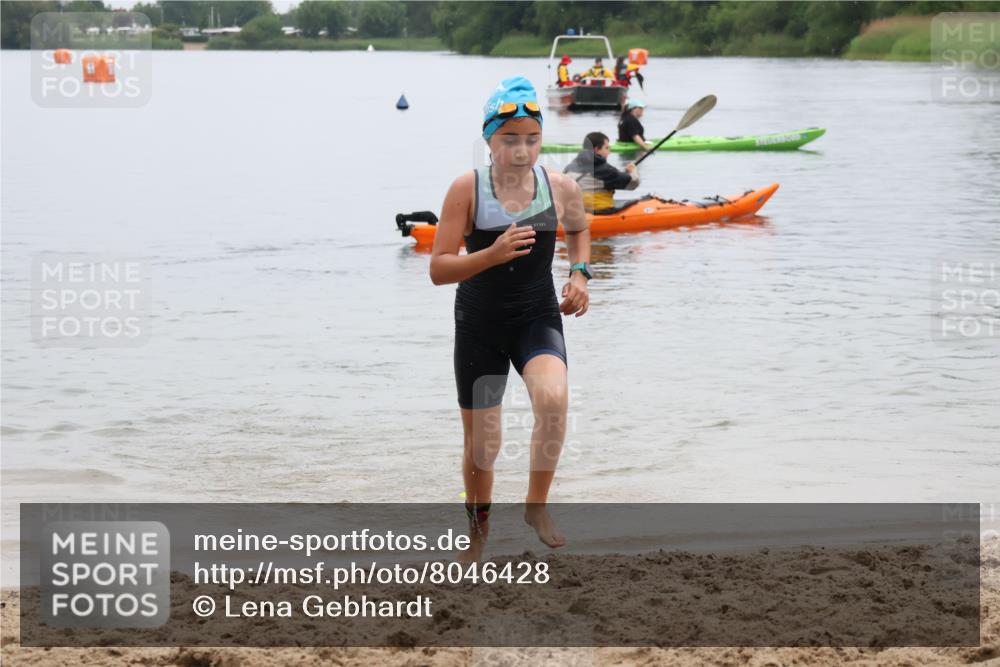 21.06.2025 - 27. Vierlanden-Triathlon Lena Gebhardt http://msf.ph/oto/8046428 15.06.2025 14:54:17 Schwimmen 1369 meine-sportfotos.de