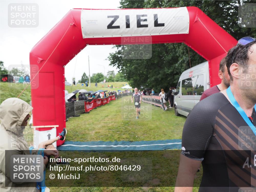 21.06.2025 - 27. Vierlanden-Triathlon MichiJ http://msf.ph/oto/8046429 15.06.2026 14:00:15 Ziel 226, 770, 800, 1106 meine-sportfotos.de