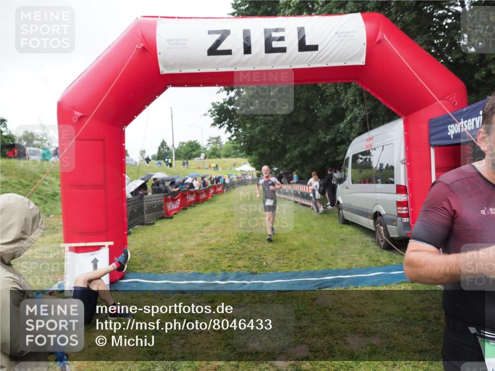 21.06.2025 - 27. Vierlanden-Triathlon MichiJ http://msf.ph/oto/8046433 15.06.2026 14:00:16 Ziel 226, 770, 800, 1106 meine-sportfotos.de