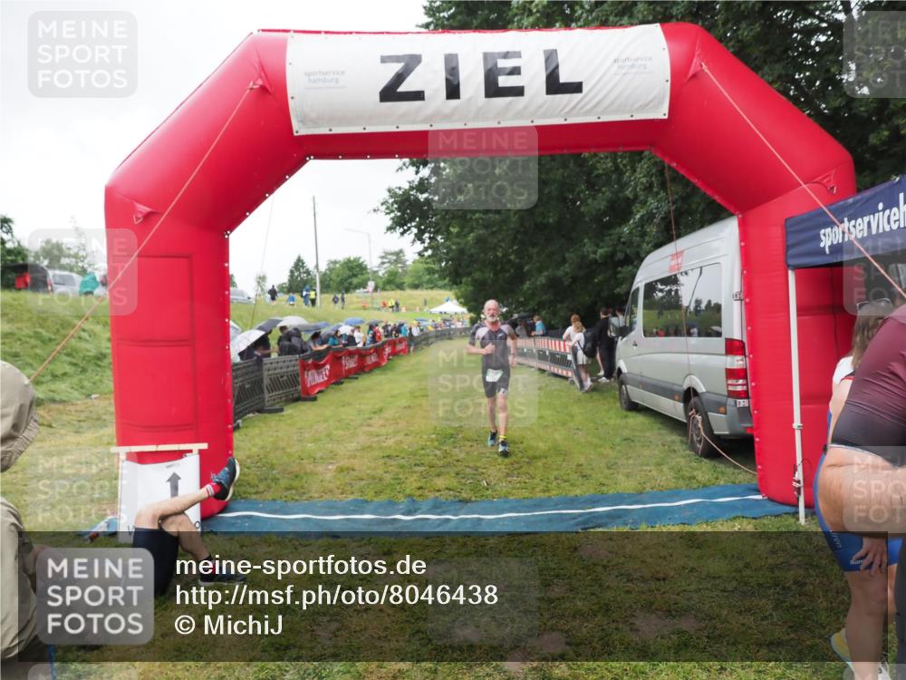 21.06.2025 - 27. Vierlanden-Triathlon MichiJ http://msf.ph/oto/8046438 15.06.2026 14:00:16 Ziel 226, 770, 800, 1106 meine-sportfotos.de