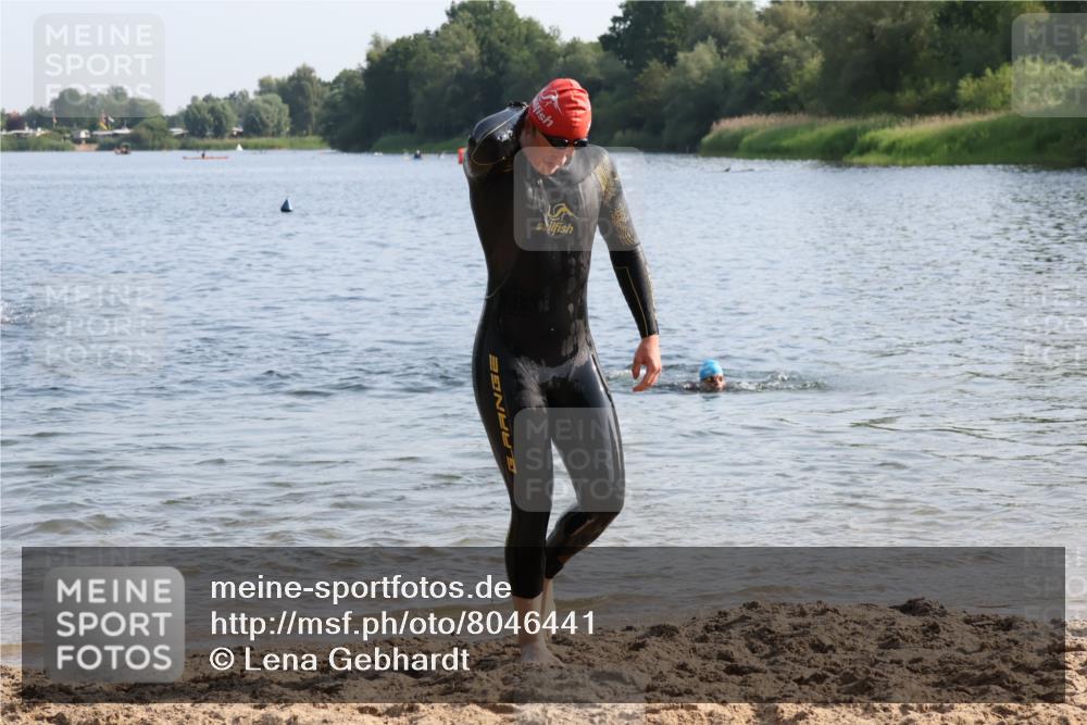 15.06.2025 - 27. Vierlanden-Triathlon Lena Gebhardt http://msf.ph/oto/8046441 15.06.2025 08:42:59 Schwimmen 18, 72, 100, 137, 154 meine-sportfotos.de