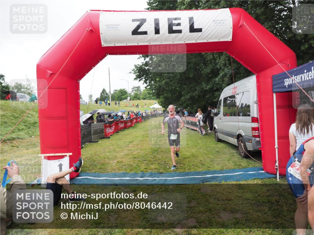 21.06.2025 - 27. Vierlanden-Triathlon MichiJ http://msf.ph/oto/8046442 15.06.2026 14:00:17 Ziel 226, 770, 800, 1106 meine-sportfotos.de