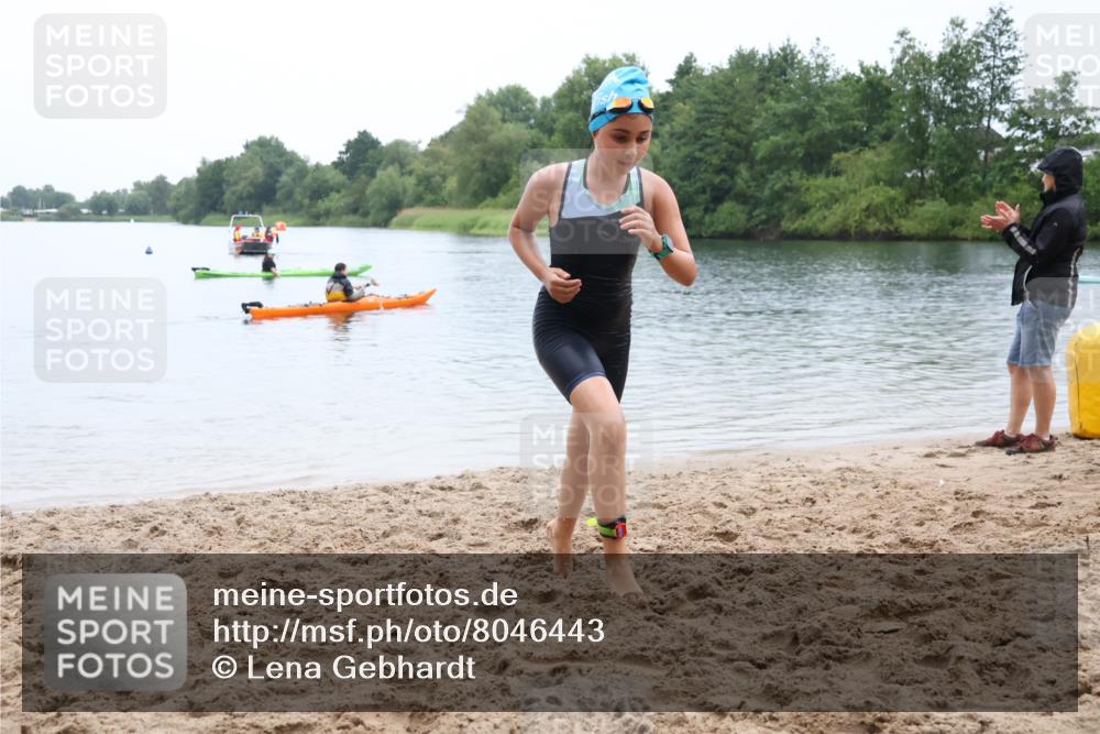 21.06.2025 - 27. Vierlanden-Triathlon Lena Gebhardt http://msf.ph/oto/8046443 15.06.2025 14:54:19 Schwimmen 1369 meine-sportfotos.de