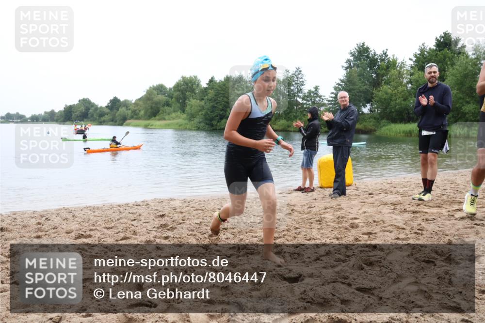 21.06.2025 - 27. Vierlanden-Triathlon Lena Gebhardt http://msf.ph/oto/8046447 15.06.2025 14:54:19 Schwimmen 1369 meine-sportfotos.de