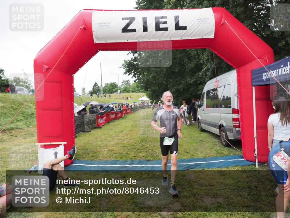 21.06.2025 - 27. Vierlanden-Triathlon MichiJ http://msf.ph/oto/8046453 15.06.2026 14:00:18 Ziel 226, 770, 800 meine-sportfotos.de
