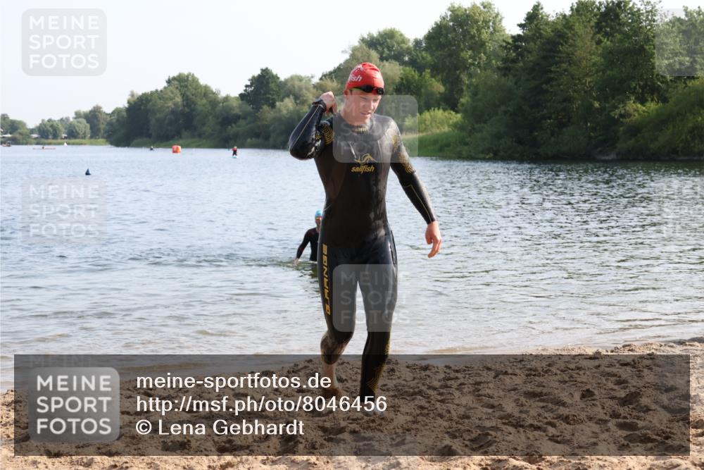 15.06.2025 - 27. Vierlanden-Triathlon Lena Gebhardt http://msf.ph/oto/8046456 15.06.2025 08:43:01 Schwimmen 18, 72, 100, 137, 139 meine-sportfotos.de