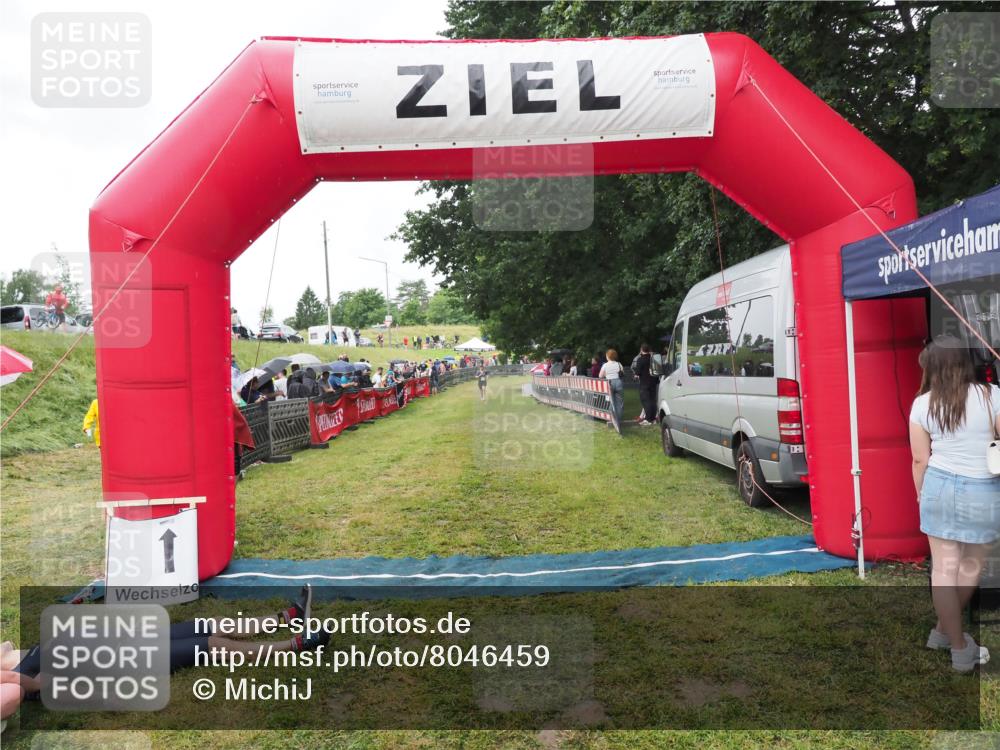 21.06.2025 - 27. Vierlanden-Triathlon MichiJ http://msf.ph/oto/8046459 15.06.2026 14:01:18 Ziel  meine-sportfotos.de
