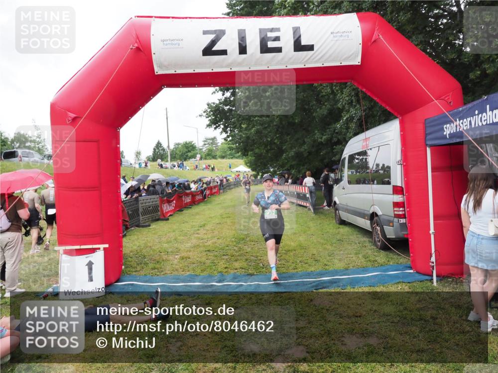 21.06.2025 - 27. Vierlanden-Triathlon MichiJ http://msf.ph/oto/8046462 15.06.2026 14:01:26 Ziel 932 meine-sportfotos.de