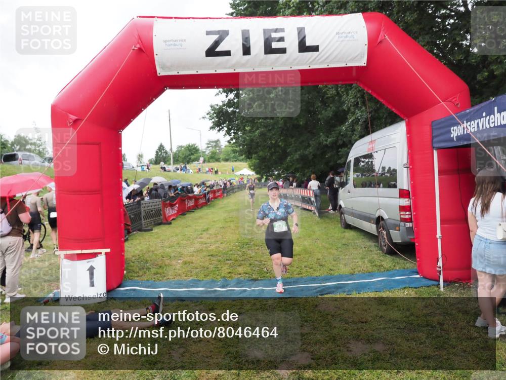 21.06.2025 - 27. Vierlanden-Triathlon MichiJ http://msf.ph/oto/8046464 15.06.2026 14:01:26 Ziel 932 meine-sportfotos.de