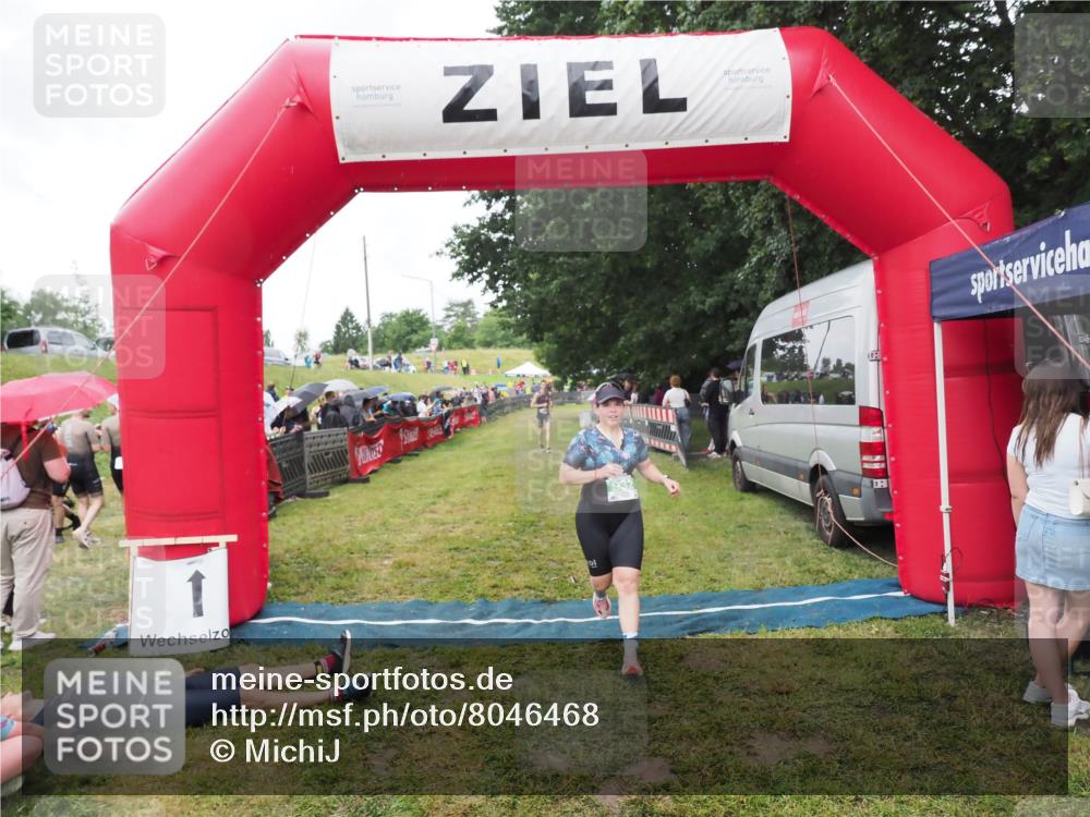 21.06.2025 - 27. Vierlanden-Triathlon MichiJ http://msf.ph/oto/8046468 15.06.2026 14:01:27 Ziel 932, 1109 meine-sportfotos.de