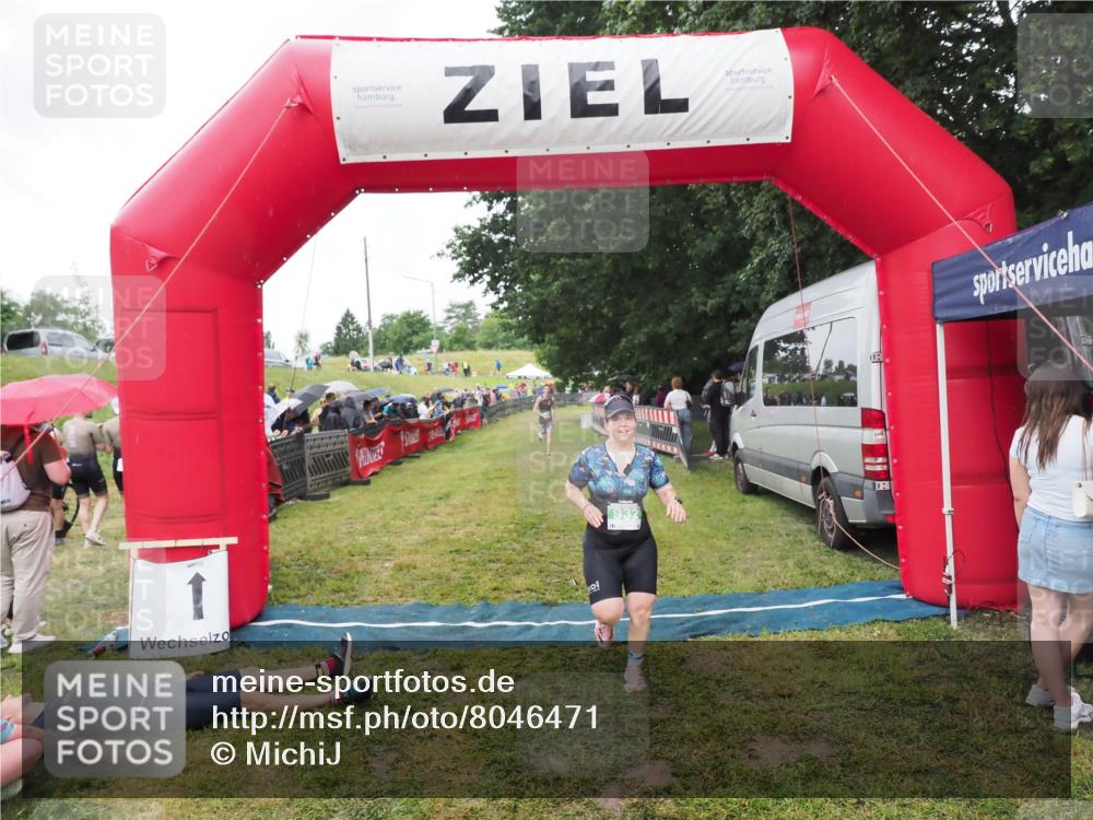 21.06.2025 - 27. Vierlanden-Triathlon MichiJ http://msf.ph/oto/8046471 15.06.2026 14:01:27 Ziel 932, 1109 meine-sportfotos.de