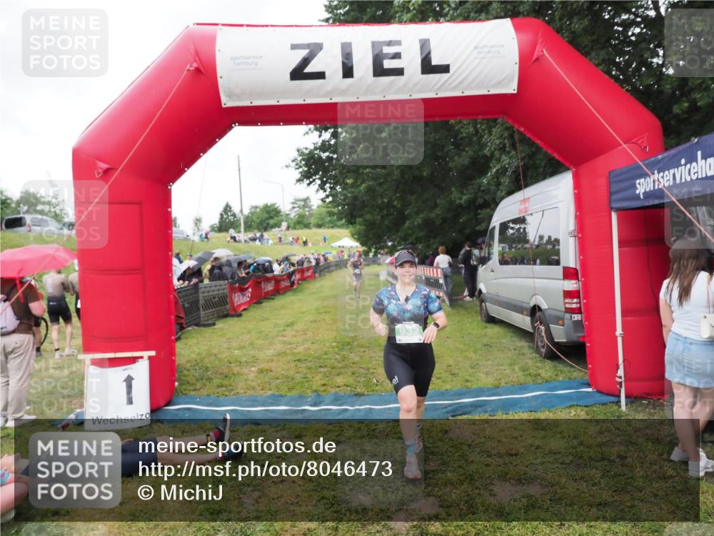 21.06.2025 - 27. Vierlanden-Triathlon MichiJ http://msf.ph/oto/8046473 15.06.2026 14:01:27 Ziel 932, 1109 meine-sportfotos.de