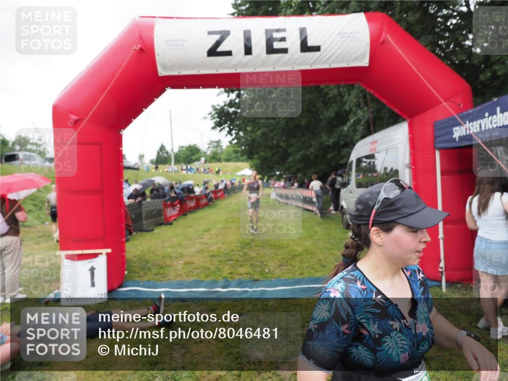 21.06.2025 - 27. Vierlanden-Triathlon MichiJ http://msf.ph/oto/8046481 15.06.2026 14:01:29 Ziel 932, 1109 meine-sportfotos.de