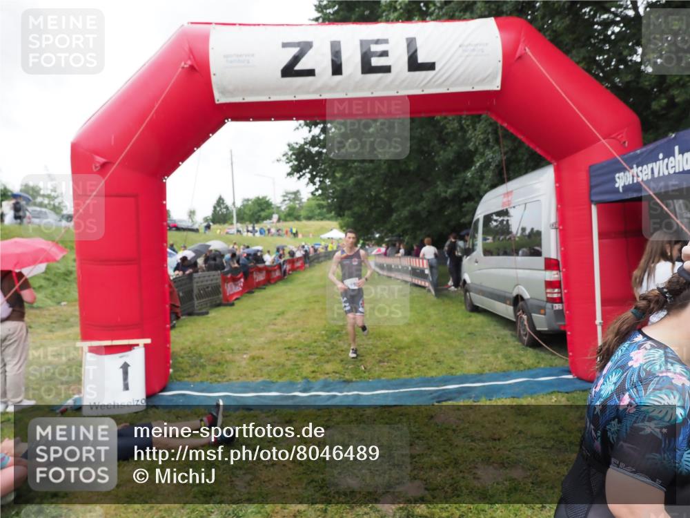 21.06.2025 - 27. Vierlanden-Triathlon MichiJ http://msf.ph/oto/8046489 15.06.2026 14:01:30 Ziel 932, 1109 meine-sportfotos.de