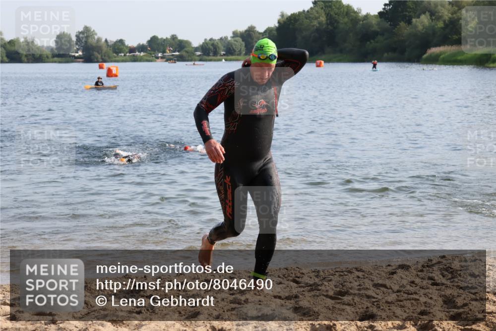 15.06.2025 - 27. Vierlanden-Triathlon Lena Gebhardt http://msf.ph/oto/8046490 15.06.2025 08:43:07 Schwimmen 18, 72, 100, 139 meine-sportfotos.de