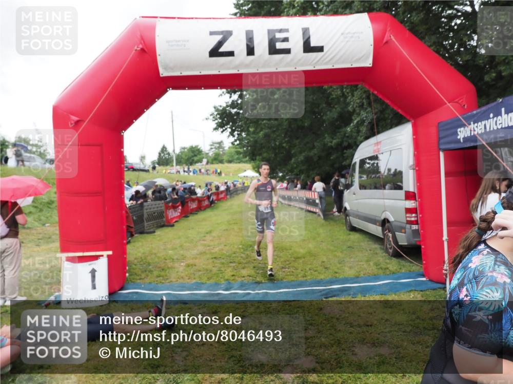 21.06.2025 - 27. Vierlanden-Triathlon MichiJ http://msf.ph/oto/8046493 15.06.2026 14:01:31 Ziel 932, 1109 meine-sportfotos.de
