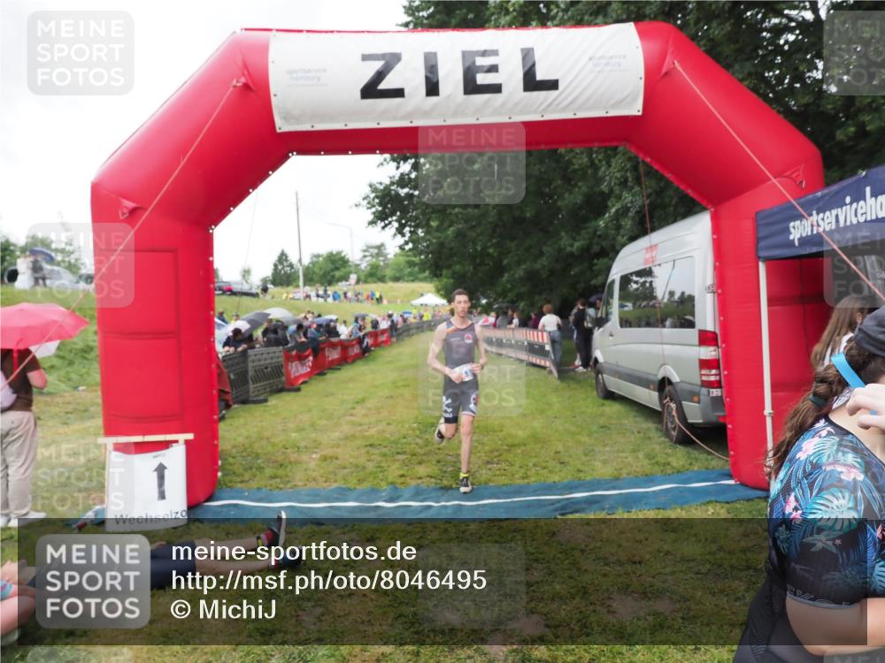 21.06.2025 - 27. Vierlanden-Triathlon MichiJ http://msf.ph/oto/8046495 15.06.2026 14:01:31 Ziel 932, 1109 meine-sportfotos.de